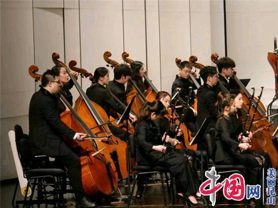 两只猫在校园里吵架遭围观，为何学生们试图劝架都劝不住？游戏画面